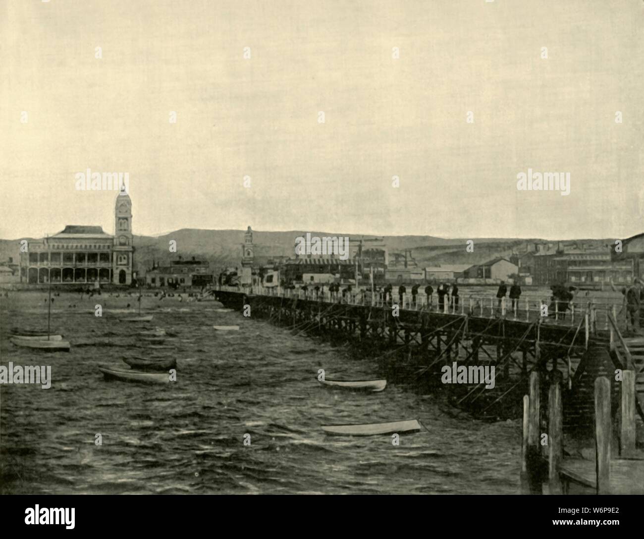 "Glenelg', 1901. Glenelg, un sobborgo di Adelaide sulla baia di Holdfast nel golfo di St Vincent, stabilito 1836, il più antico insediamento europeo sulla terraferma in Sud Australia, prima che essa era la casa del Kaurna indigeni australiani. Il molo è stato costruito nel 1857. Da "Australia Federated". [La società Werner, London, 1901] Foto Stock