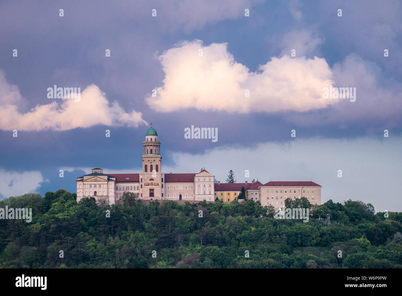 Pannonhalma Arciabbazia di nuvole di pioggia in Ungheria Foto Stock