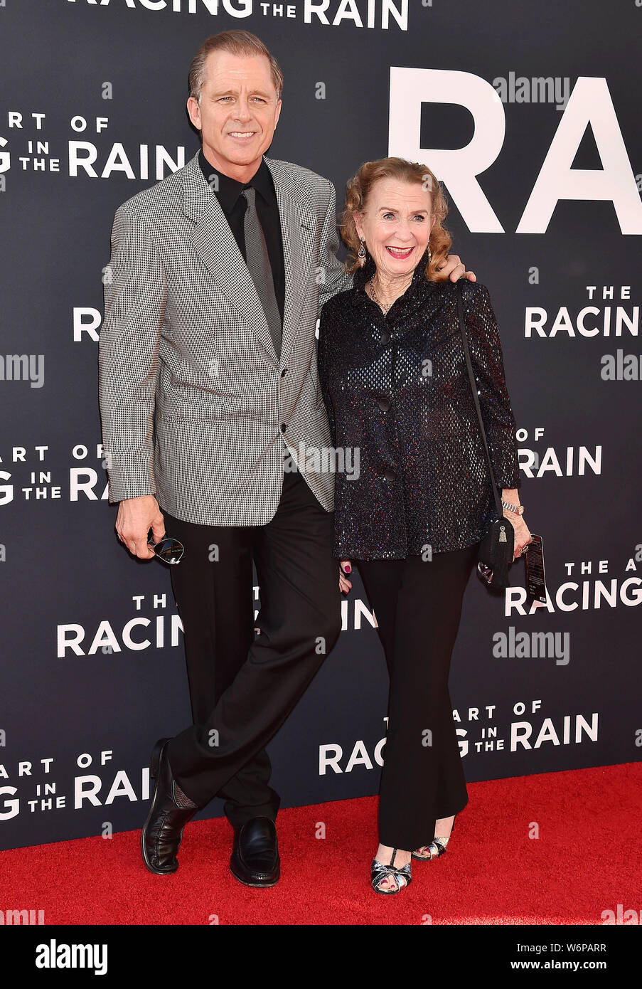 LOS ANGELES, CA - 01 agosto: Maxwell Caulfield (L) e Juliet Mills frequentare la premiere del XX Century Fox "l'arte di correre sotto la pioggia" a El Capitan theater su agosto 01, 2019 a Los Angeles, California. Foto Stock