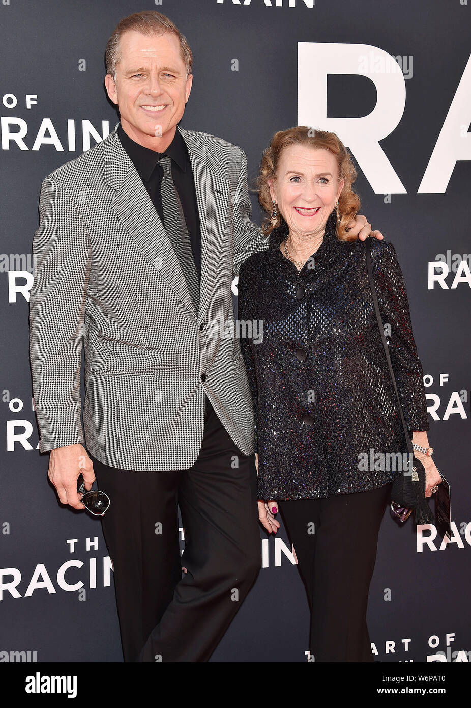 LOS ANGELES, CA - 01 agosto: Maxwell Caulfield (L) e Juliet Mills frequentare la premiere del XX Century Fox "l'arte di correre sotto la pioggia" a El Capitan theater su agosto 01, 2019 a Los Angeles, California. Foto Stock