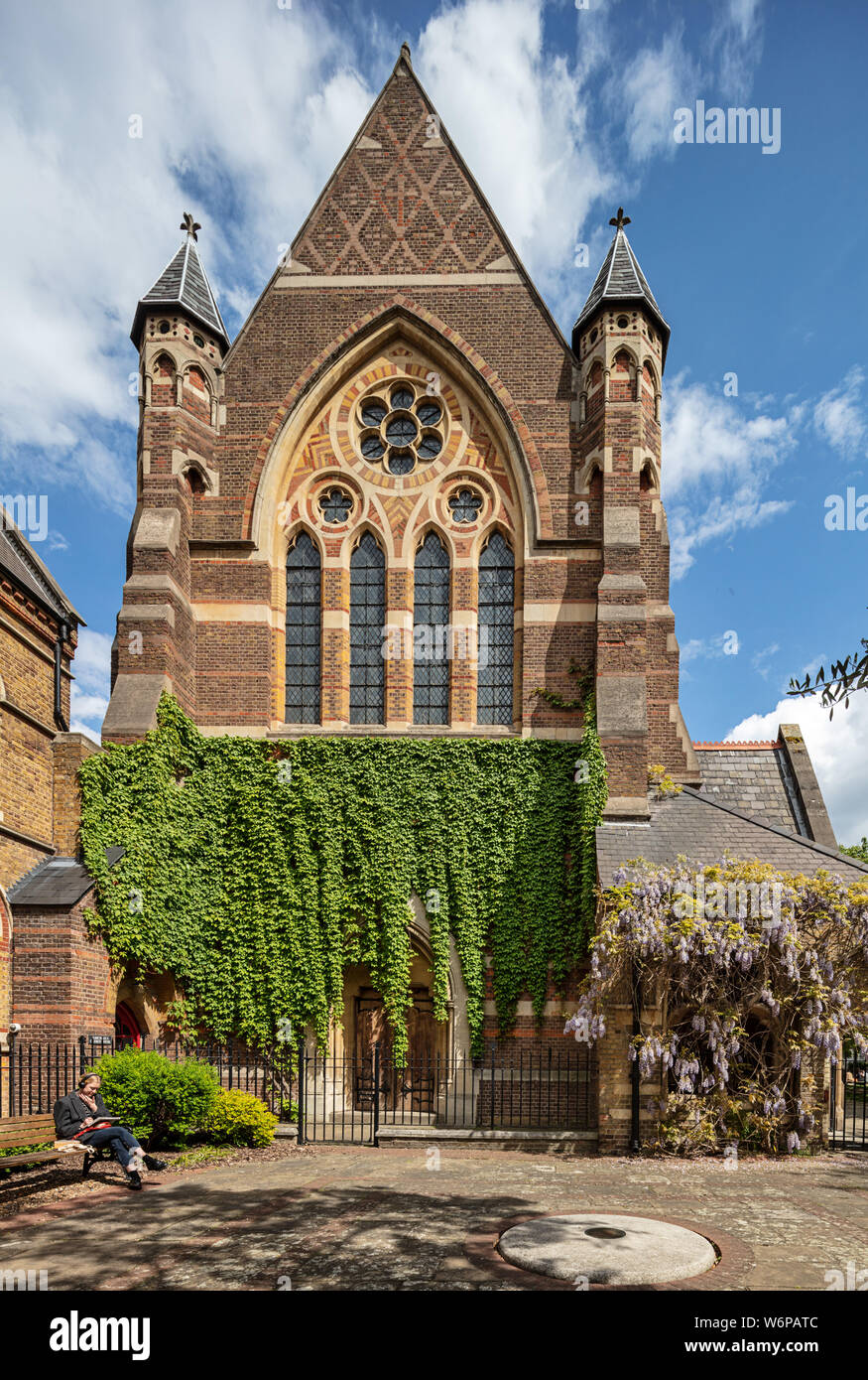 Chiesa di San Michele e Tutti gli Angeli, Shoreditch. La chiesa ospita ora la sede di Westland e società; antichi e di recupero edilizio concessionari. Foto Stock