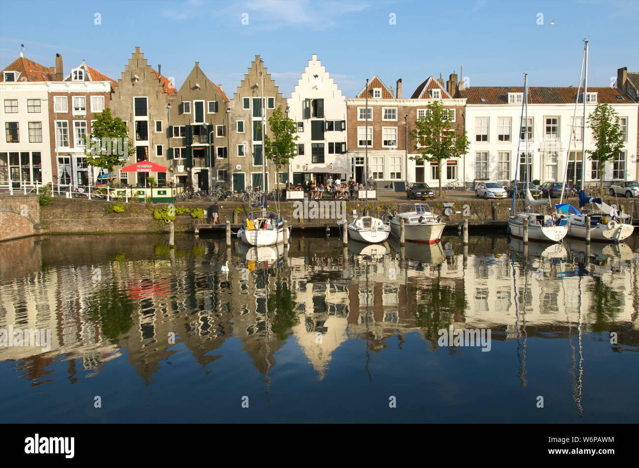 Il Kinderdijk e la Spijker ponte con edifici storici nella città di Middelburg, Paesi Bassi Foto Stock