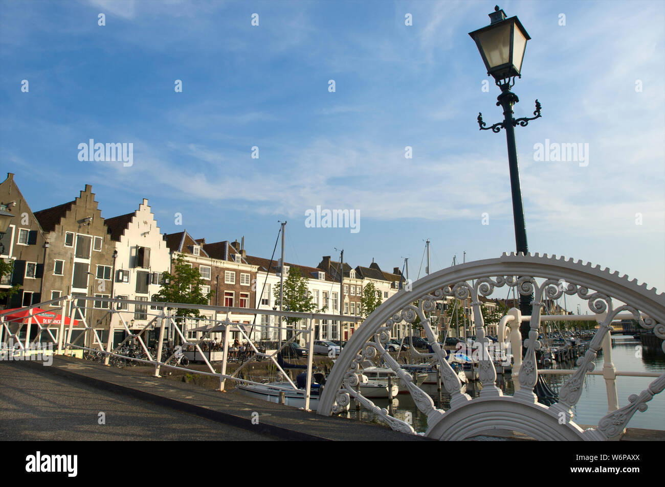 Il Kinderdijk e la Spijker ponte con edifici storici nella città di Middelburg, Paesi Bassi Foto Stock