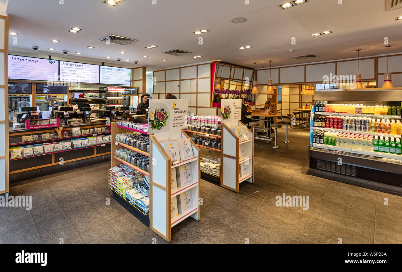 Interno del Itsu ristorante giapponese su Aldgate High Street a Londra, Regno Unito Foto Stock