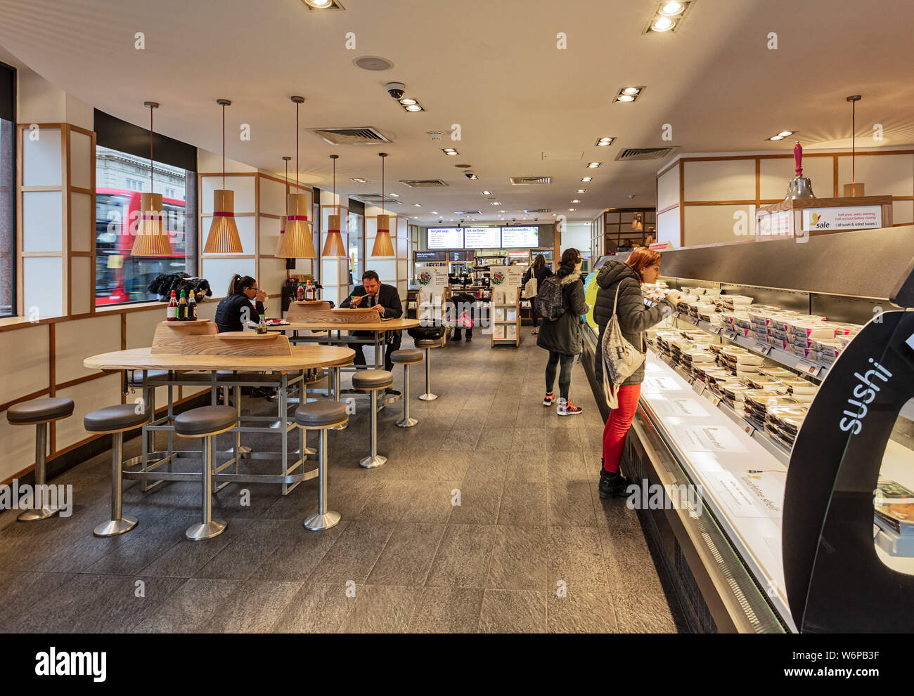 Interno del Itsu ristorante giapponese su Aldgate High Street a Londra, Regno Unito Foto Stock