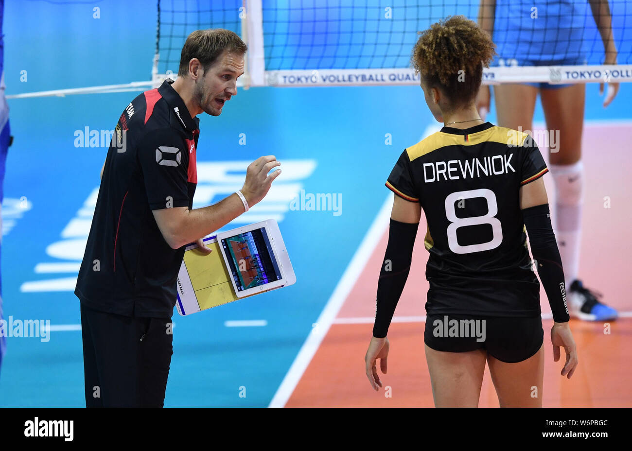 Ningbo, cinese della Provincia di Zhejiang. 2 agosto, 2019. Capo allenatore Koslowski Felix (C) di Germania dà istruzioni durante le donne del Pool B match tra la Turchia e la Germania a 2019 FIVB Tokyo Pallavolo qualificazione in Ningbo, Cina orientale della provincia di Zhejiang, 2 agosto 2019. Credito: Li Jundong/Xinhua/Alamy Live News Foto Stock