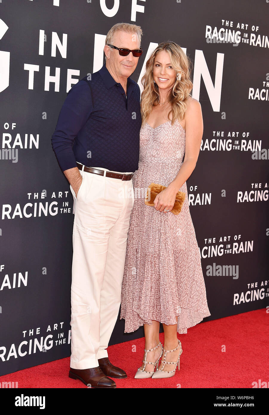 LOS ANGELES, CA - 01 agosto: Kevin Costner (L) e Christine Baumgartner frequentare la premiere del XX Century Fox "l'arte di correre sotto la pioggia" a El Capitan theater su agosto 01, 2019 a Los Angeles, California. Foto Stock