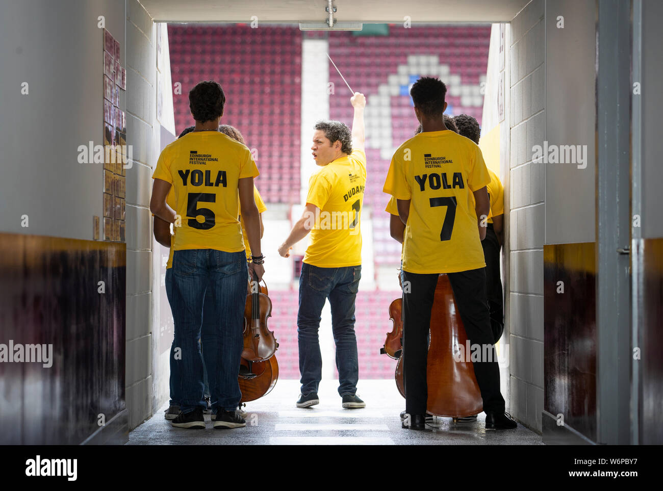 Los Angeles Philharmonic Orchestra Gustavo Dudamel con giovani musicisti della Orchestra dei giovani di Los Angeles a Tynecastle Park Stadium, Edimburgo, precedendo il 2019 Edinburgh International Festival apertura dell'evento. Foto Stock