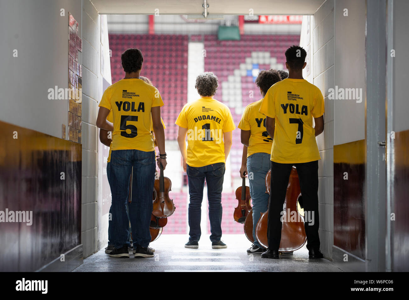 Los Angeles Philharmonic Orchestra Gustavo Dudamel con giovani musicisti della Orchestra dei giovani di Los Angeles a Tynecastle Park Stadium, Edimburgo, precedendo il 2019 Edinburgh International Festival apertura dell'evento. Foto Stock