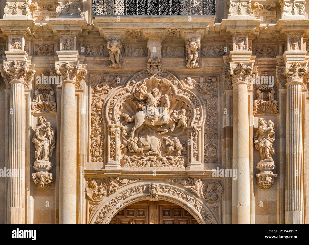 Santiago (Saint James) bassorilievo su ingresso principale, Hostal de San Marcos, Convento de San Marcos, parador, stile Plateresque, in Leon, Spagna Foto Stock