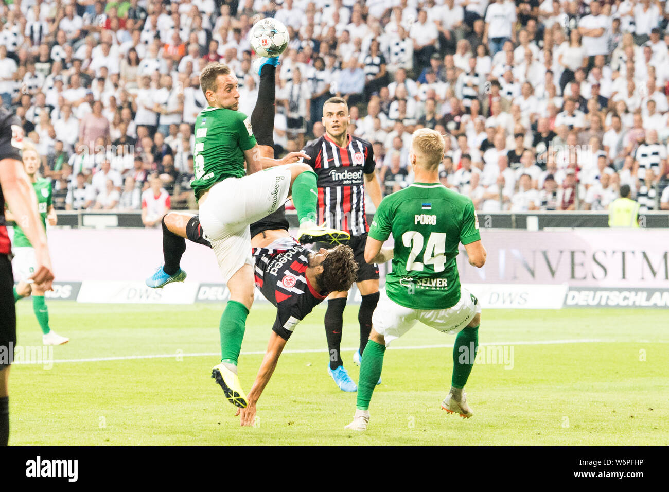 Francoforte, Deutschland. 02Aug, 2019. Goncalo PACIENCIA (seconda da sinistra, F) prevale sulla versus fallback Vladislav Kreida (Flora) e Henrik Puerg (PÍ rg, Flora), azione, lotta per la palla, fall-back, calcio Europa League, qualifica, 2° round, Rueckspiel, Eintracht Francoforte (F) - FC Flora Tallinn (Flora) 2: 1, su 01.08.2019 a Francoforte, in Germania. | Utilizzo di credito in tutto il mondo: dpa/Alamy Live News Foto Stock