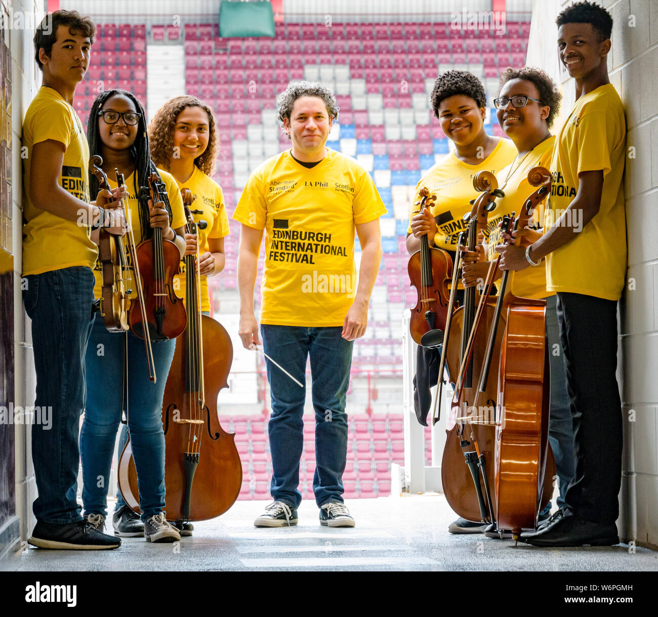 Edimburgo, Scozia, Regno Unito, 2 agosto 2019. Edinburgh Festival Fringe: Photocall prima di Edinburgh International Festival Aberdeen investimenti standard di concerto con la fil conduttore con Gustavo Dudamel e membri della Orchestra dei giovani di Los Angeles. LA Phil a Tynecastle Stadium, casa di cuori football club Foto Stock