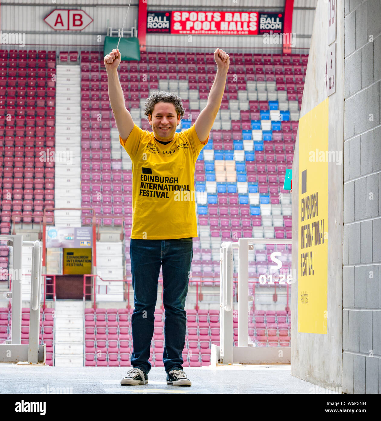 Edimburgo, Scozia, Regno Unito, 2 agosto 2019. Edinburgh Festival Fringe: Photocall prima di Edinburgh International Festival Aberdeen investimenti standard di concerto la Phil a Tynecastle con il conduttore Gustavo Dudamel. Apertura dell'evento: LA Phil a Tynecastle Stadium, casa di cuori football club Foto Stock