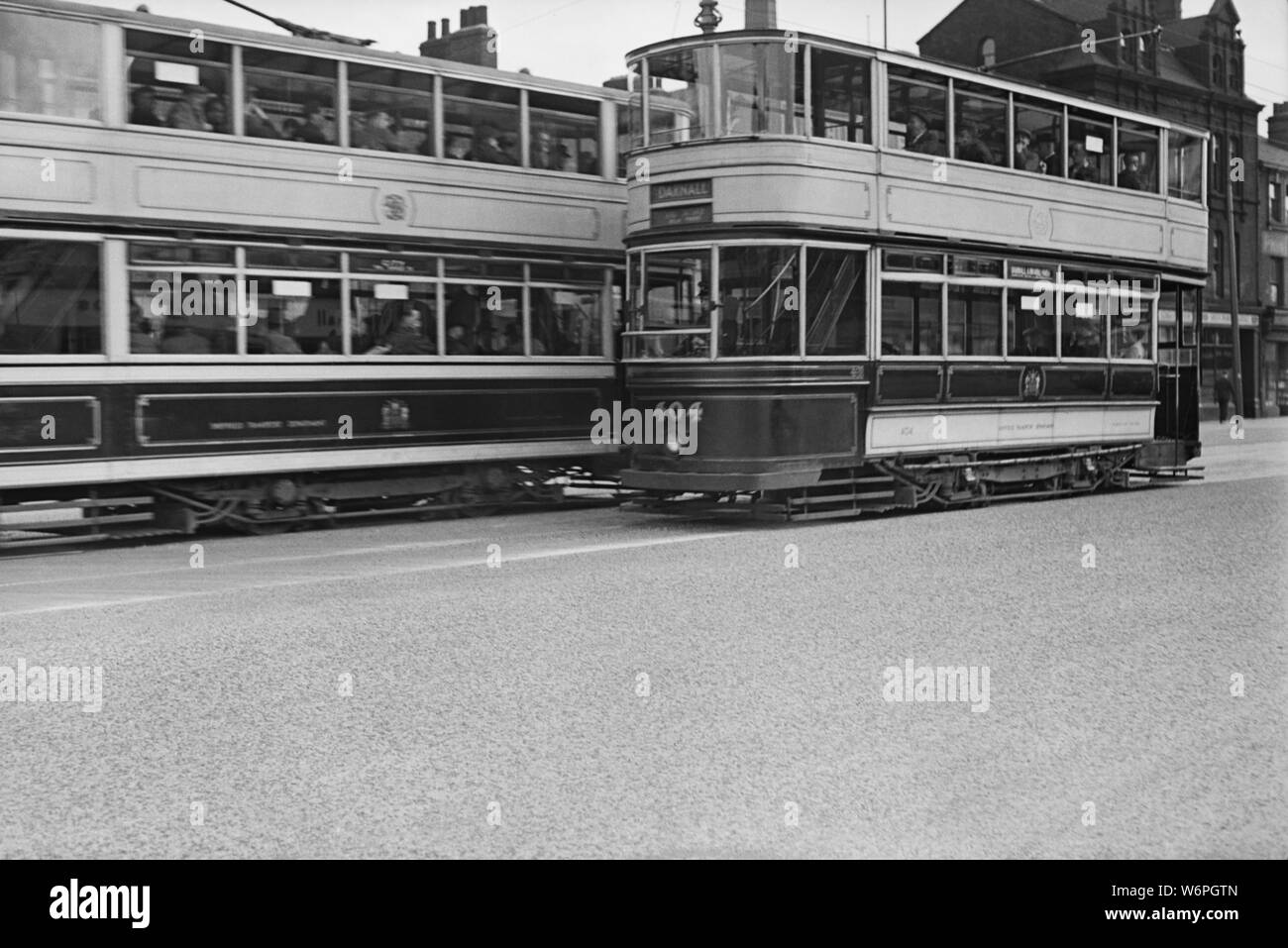 Un stile standard Sheffield tram n. 404 sulla rotta da e per il distretto di Darnall. Immagine scattata negli anni cinquanta Foto Stock