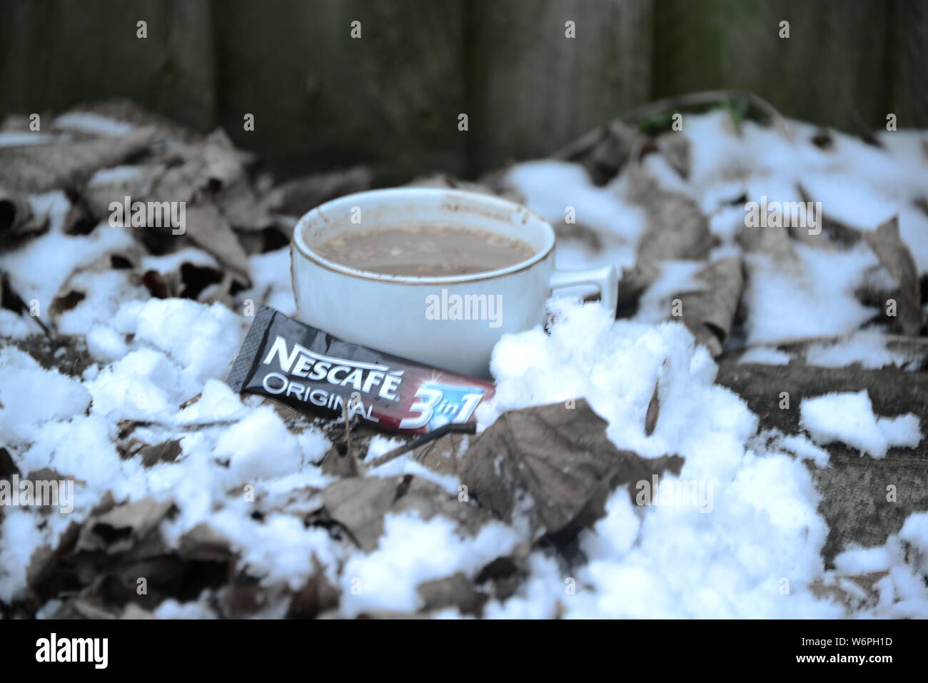 Tazza di Nescafe in inverno la refrigerazione con neve tazza di caffè e una  fetta di torta tempo di interruzione in condizioni di clima freddo di bere  il caffè esce intorno a