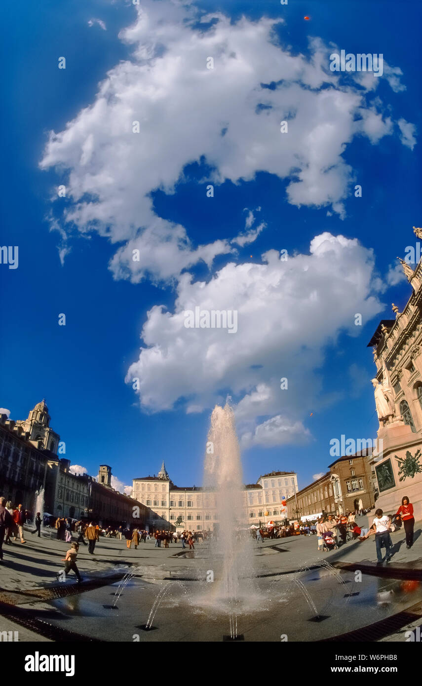 Italia Piemonte Torino Piazza Castello, la piazza e la fontana e in bacground Il Palazzo Reale Foto Stock