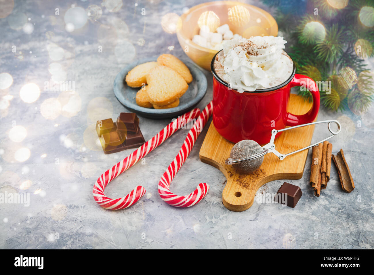 Natale smaltato rosso con tazza di cioccolata calda e panna montata, bastoncini di cannella, anice stelle e abbondante zucchero frollini cookies, abete ramoscelli e c Foto Stock Natale smaltato rosso con tazza di cioccolata calda e panna montata, bastoncini di cannella, anice stelle e abbondante zucchero frollini cookies, abete ramoscelli e c Foto Stock