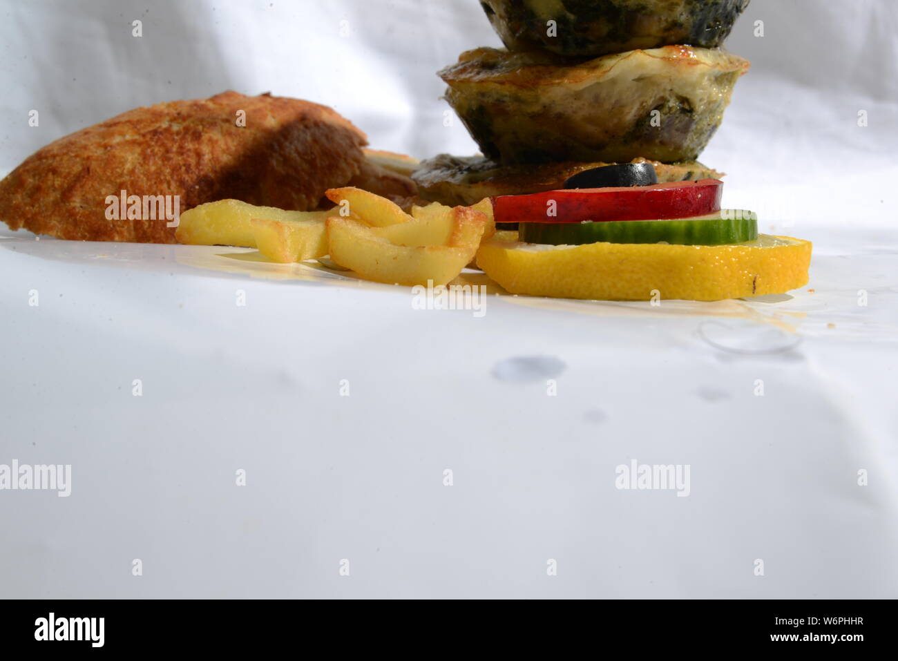 Cesto pieno di cibi che serve cibo con patatine fritte olive vegetariani vegan cetriolo calce fast food e alimenti insalubri cibi spazzatura bellezza del pane Foto Stock Cesto pieno di cibi che serve cibo con patatine fritte olive vegetariani vegan cetriolo calce fast food e alimenti insalubri cibi spazzatura bellezza del pane Foto Stock