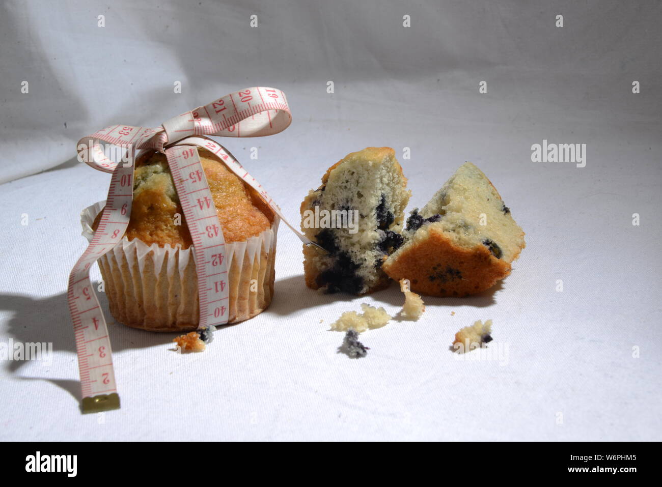 Cup cake e torte e perdere peso biscotto sta grasso e simbolo di dimensionamento del misuratore di peso la torta dal vicino foto significative junk food Foto Stock