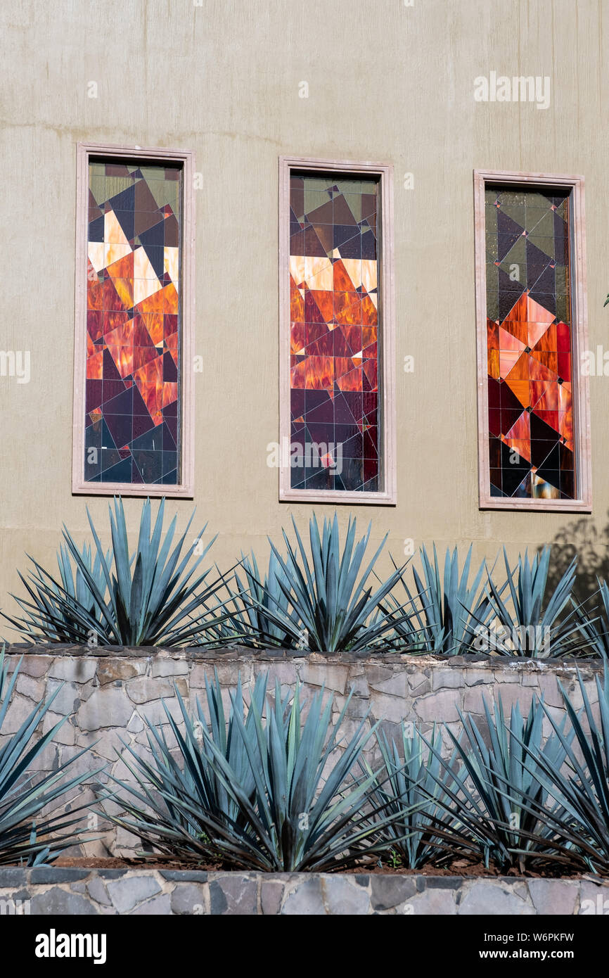 Decorative vetrate presso la Casa Siete Leguas, El Centenario tequila distilleria in Atotonilco de Alto, Jalisco, Messico. I sette Campionati distilleria di tequila è la più antica famiglia di proprietà distilleria produce autentici tequila artigianalmente utilizzando i metodi tradizionali. Foto Stock