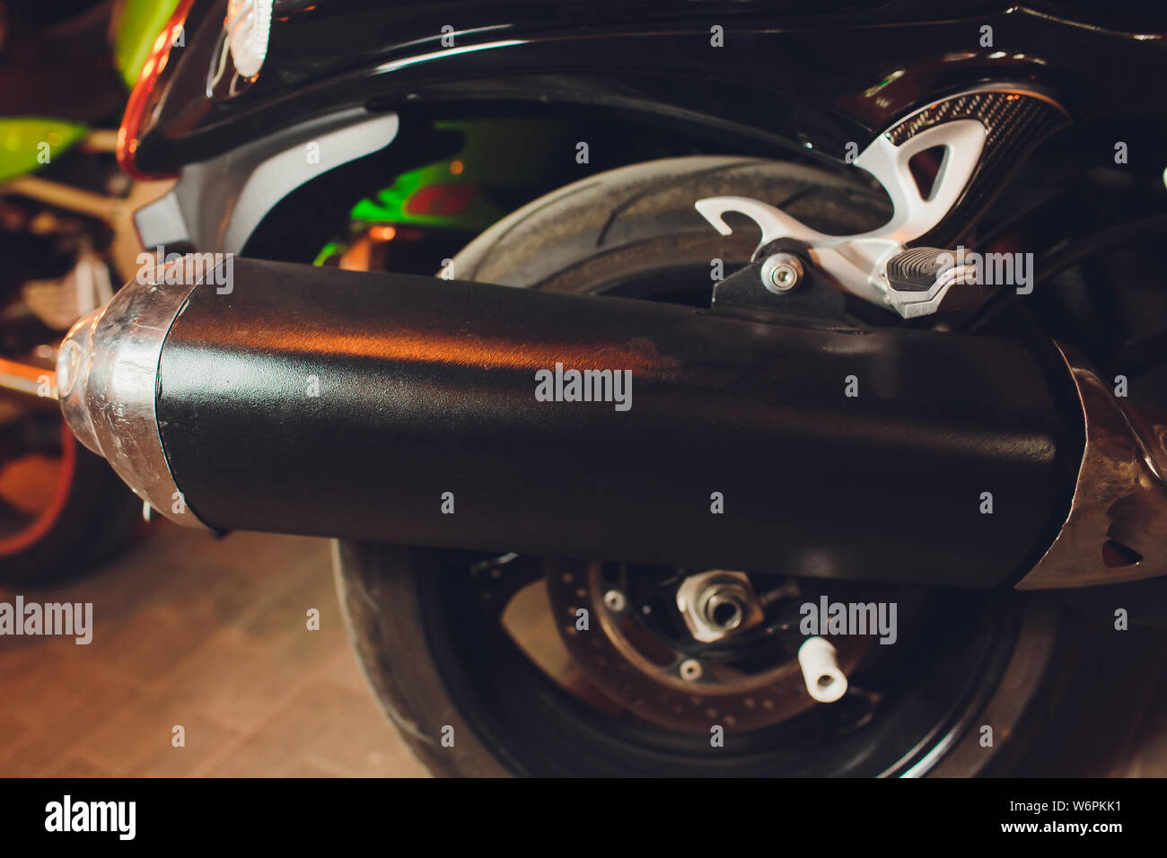 Vista posteriore della motocicletta classica coppia di scarico tubi cromati messa a fuoco selettiva. Foto Stock
