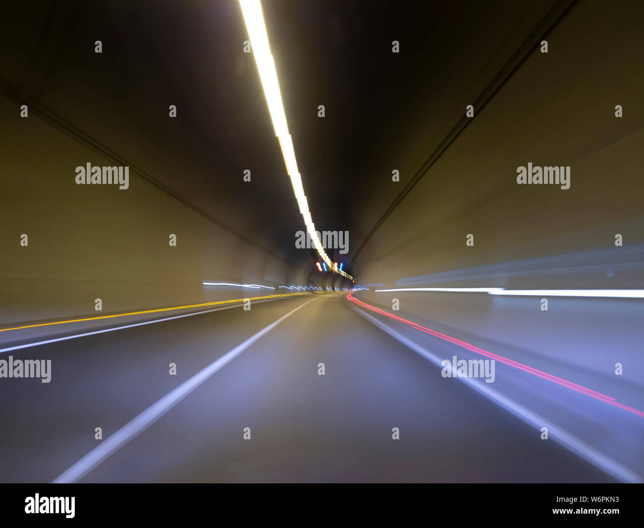 Da vettura iinside il tunnel lunga esposizione mostra fotografica luci simili a nastri Foto Stock