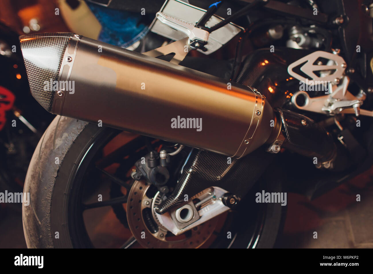Vista posteriore della motocicletta classica coppia di scarico tubi cromati messa a fuoco selettiva. Foto Stock