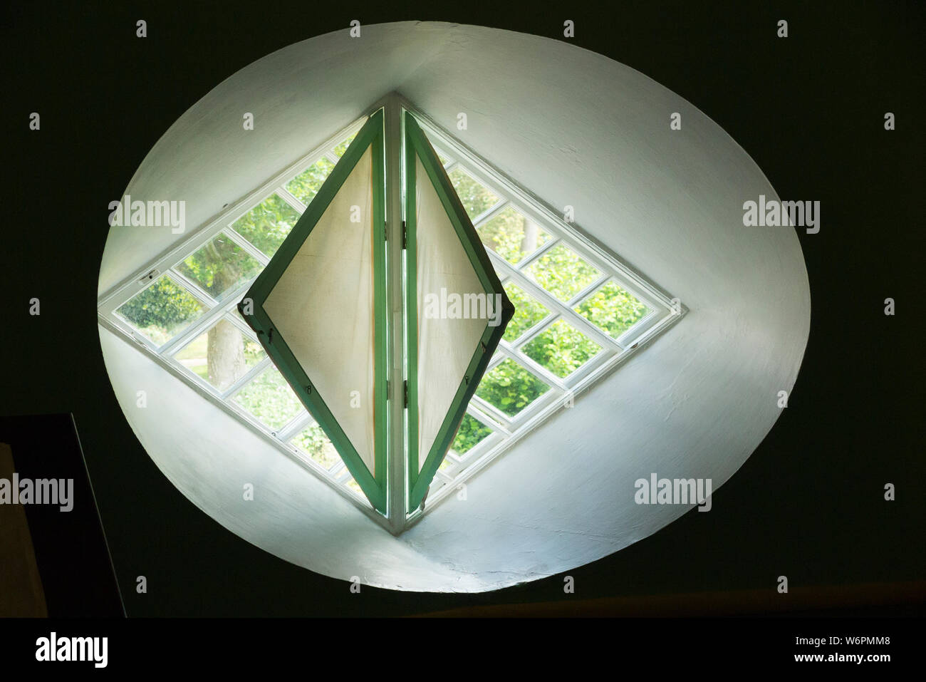 Insolito diamante a forma di finestra / windows nella parete del XVIII secolo di 16 facciate house si trova vicino a Lympstone, Exmouth Devon, Regno Unito (110) Foto Stock