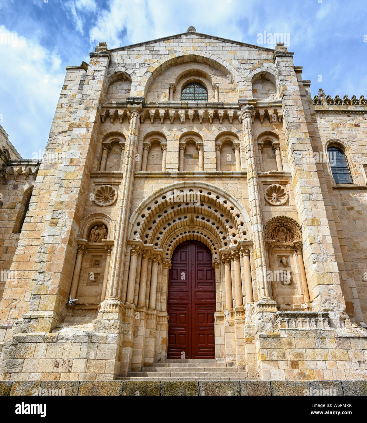 Il XII secolo Puerta del Obispo (Vescovo la porta) Zamora la cattedrale romanica, Zamora, provincia di Zamora, Castilla y Leon, Spagna. Foto Stock