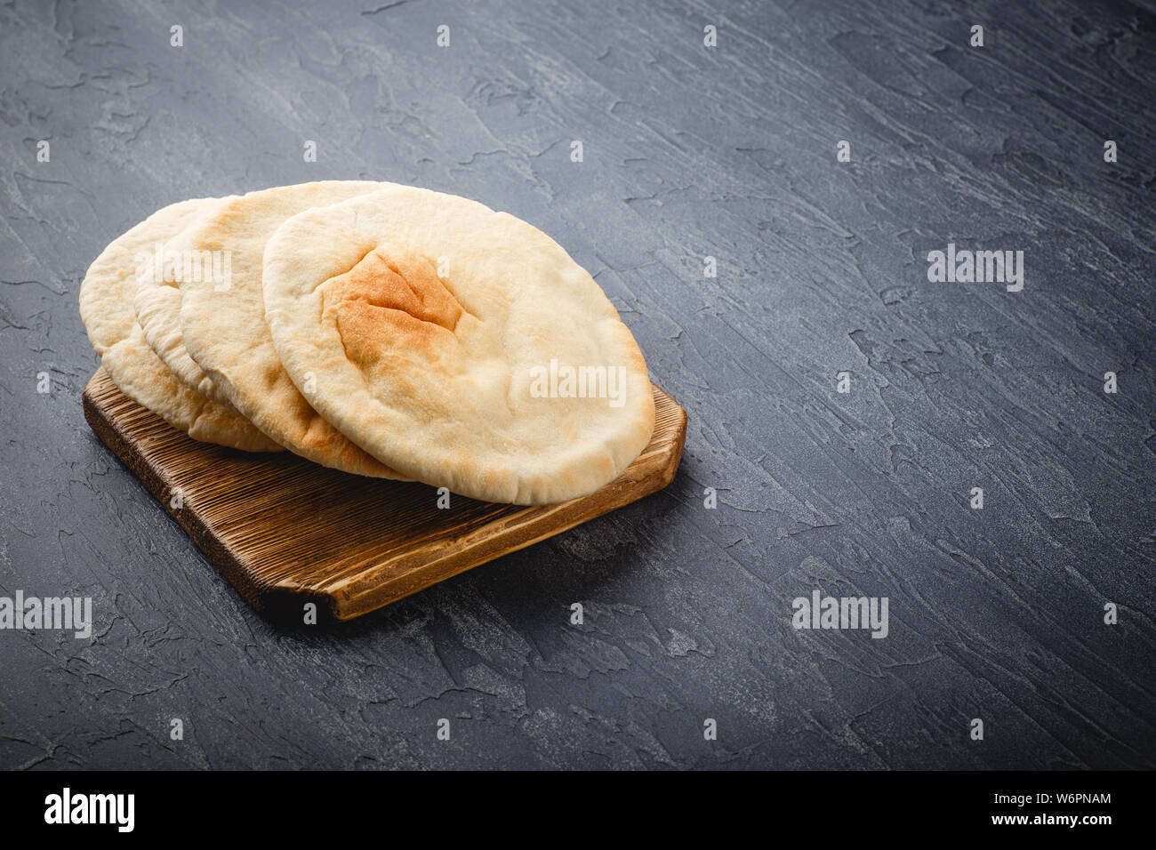 Pane Pita sulla tavola di legno, pane arabo, soffice di focacce. Spazio per il testo. Foto Stock