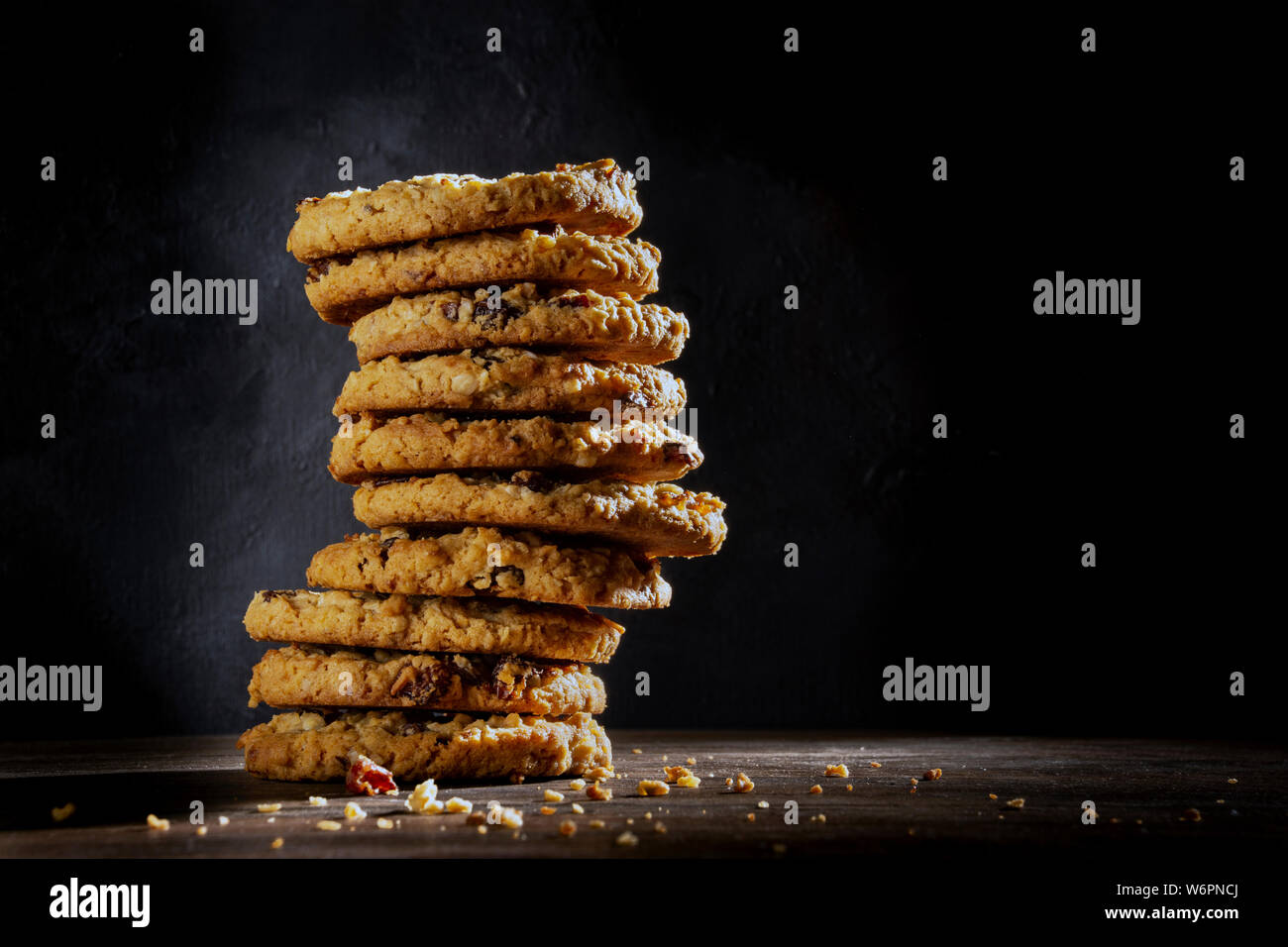 Una pila di pane appena sfornato, avena e uvetta cookie / biscotti, con spazio intenzionale a sinistra sul lato destro per il testo. Foto Stock