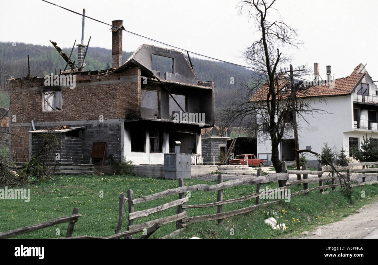 Il 26 aprile 1993 la pulizia etnica durante la guerra in Bosnia centrale: una casa bruciata e ristorante/caffetteria lungo la strada tra Busovača e Medovici, attaccato da HVO (croato-bosniaci forze) dieci giorni prima. Foto Stock