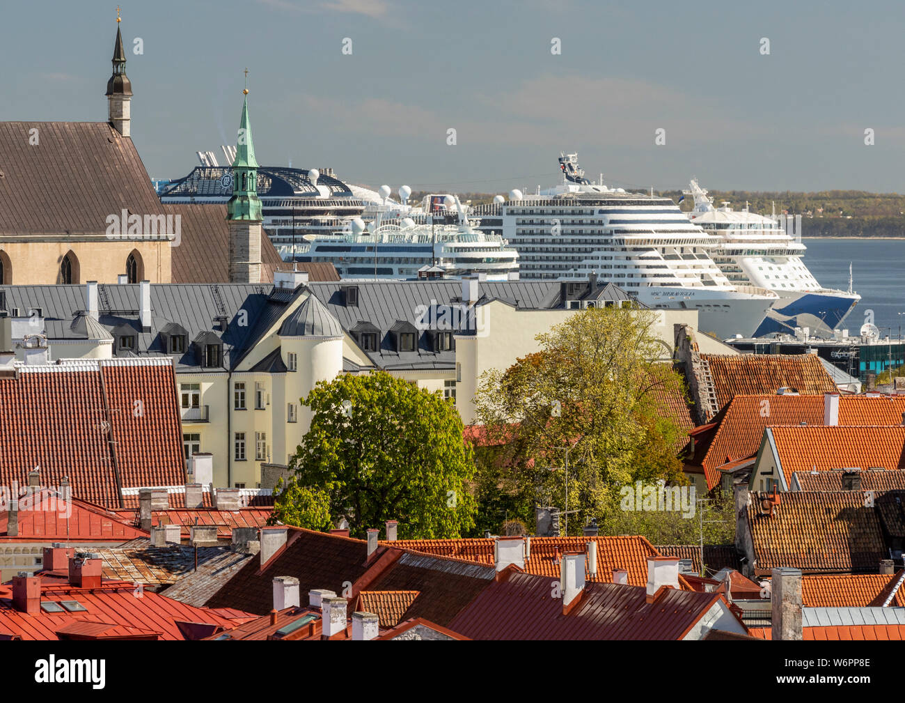 Vista della Città Vecchia e del Mar Baltico le navi da crociera ormeggiata nel porto dal punto di vista Kohuotsa, Tallinn, Estonia Foto Stock