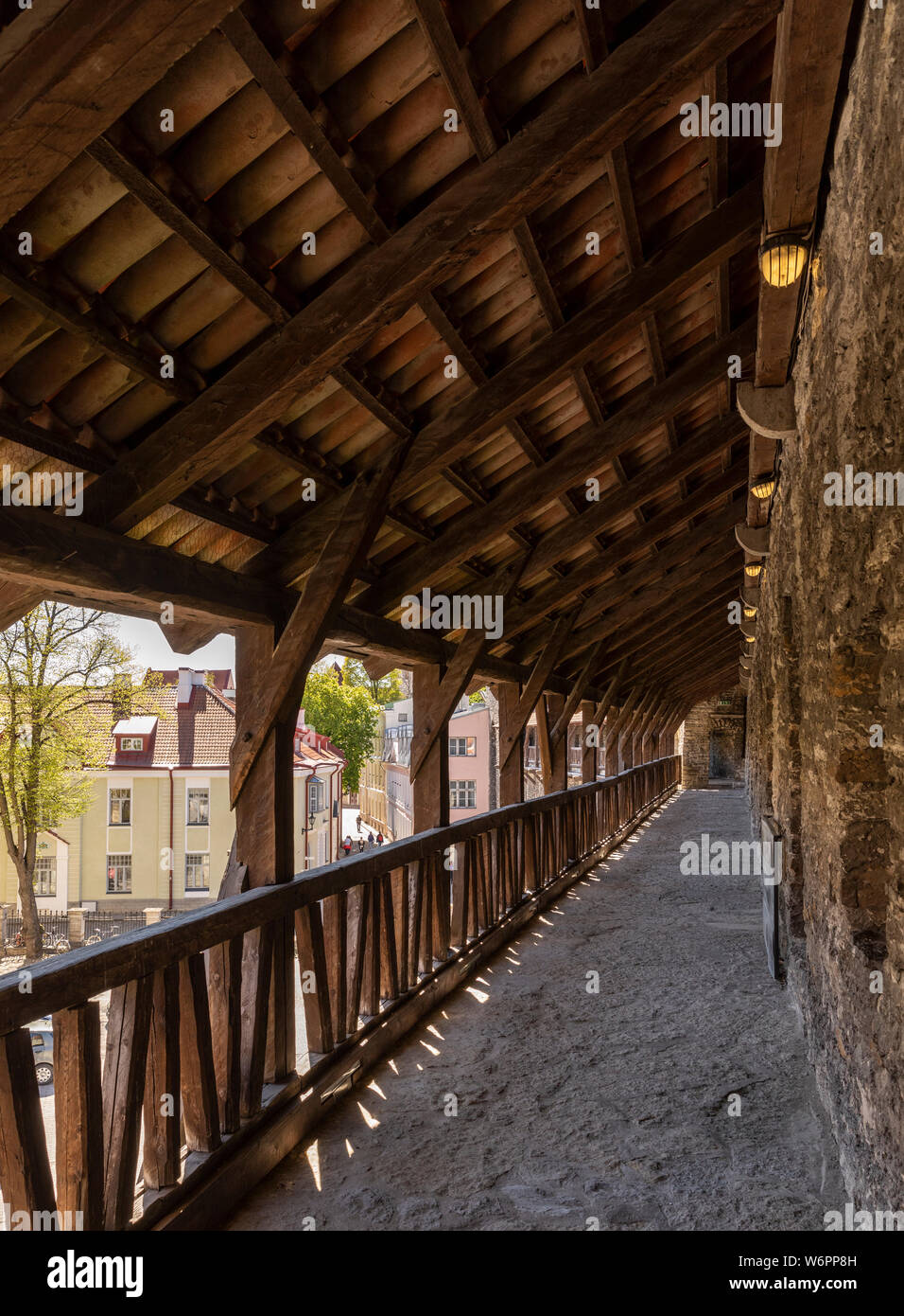 In legno balcone coperto della città vecchia parete, Tallinn, Estonia Foto Stock