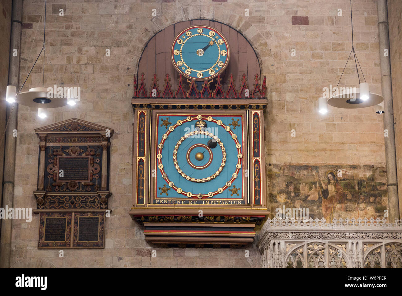 Exeters orologio astronomico che risale al 1484, con un più piccolo minuto comporre aggiunto nel 1760. Interno della Cattedrale di Exeter. Exeter, Regno Unito. (110) Foto Stock