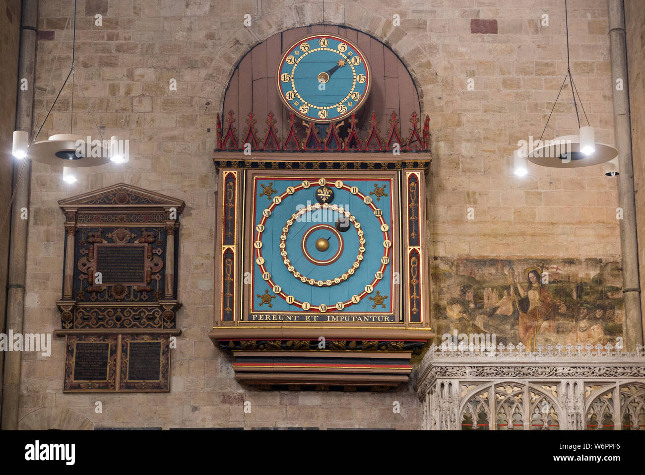 Exeters orologio astronomico che risale al 1484, con un più piccolo minuto comporre aggiunto nel 1760. Interno della Cattedrale di Exeter. Exeter, Regno Unito. (110) Foto Stock