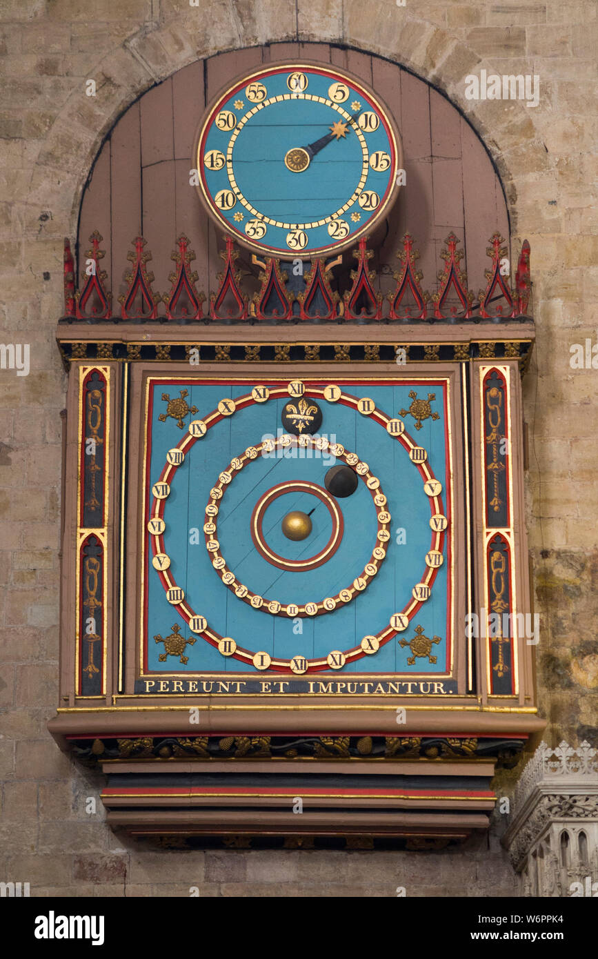 Exeters orologio astronomico che risale al 1484, con un più piccolo minuto comporre aggiunto nel 1760. Interno della Cattedrale di Exeter. Exeter, Regno Unito. (110) Foto Stock