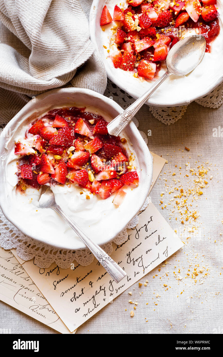 In casa lo yogurt greco , Mascarpone, composta di fragola , fragole fresche e i dadi. Foto Stock