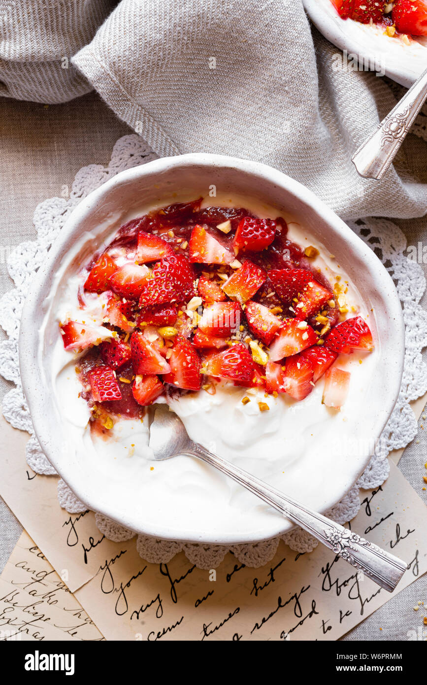 In casa lo yogurt greco , Mascarpone, composta di fragola , fragole fresche e i dadi. Foto Stock