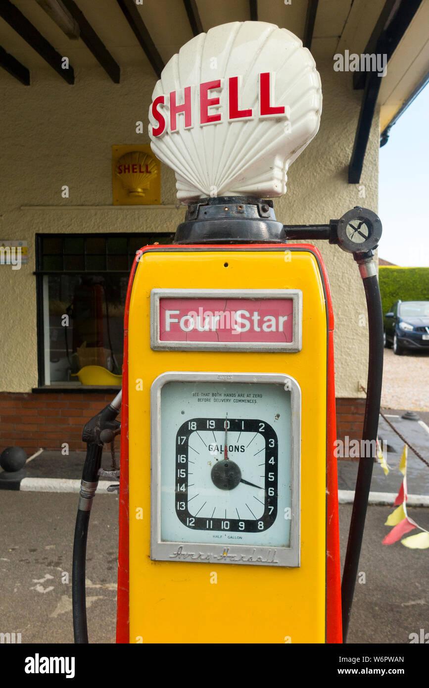 Un vecchio classico e obsoleto Shell four star pompa / vintage a 4 stelle le pompe di benzina in corrispondenza della stazione di riempimento garage piazzale. Regno Unito. (110) Foto Stock