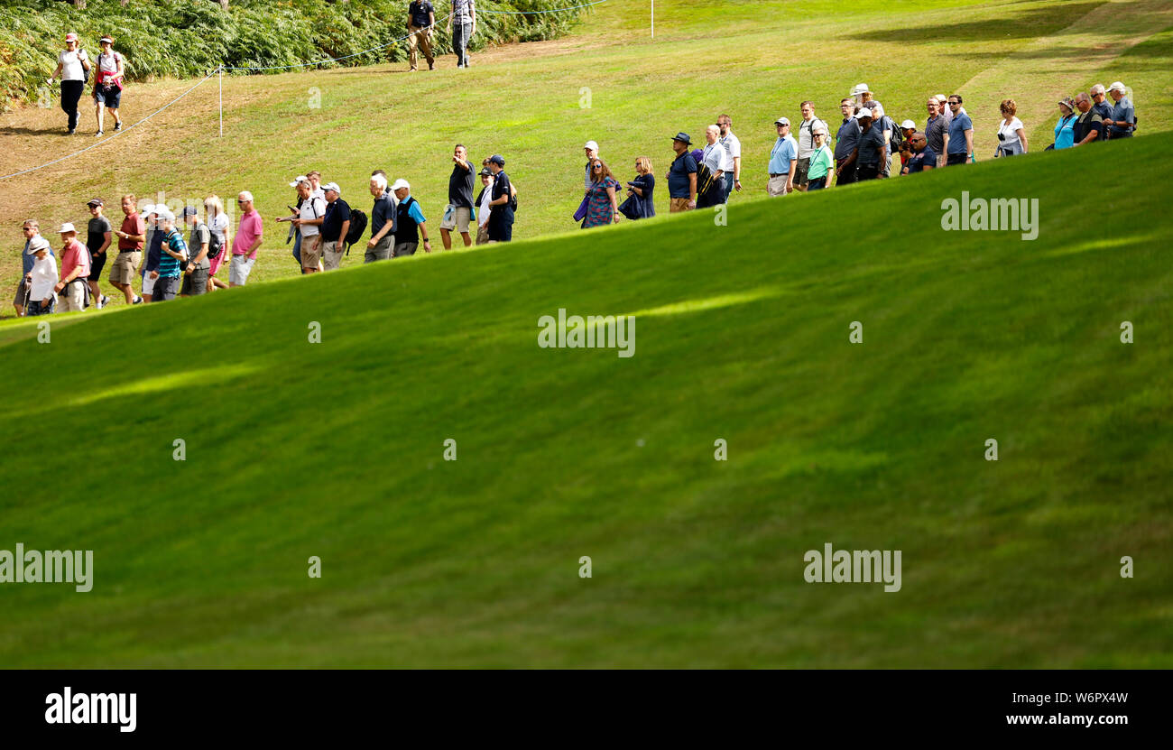 La folla a piedi il quattordicesimo foro durante il giorno due di AIG donna British Open at Woburn Golf Club, poco Brickhill. Foto Stock