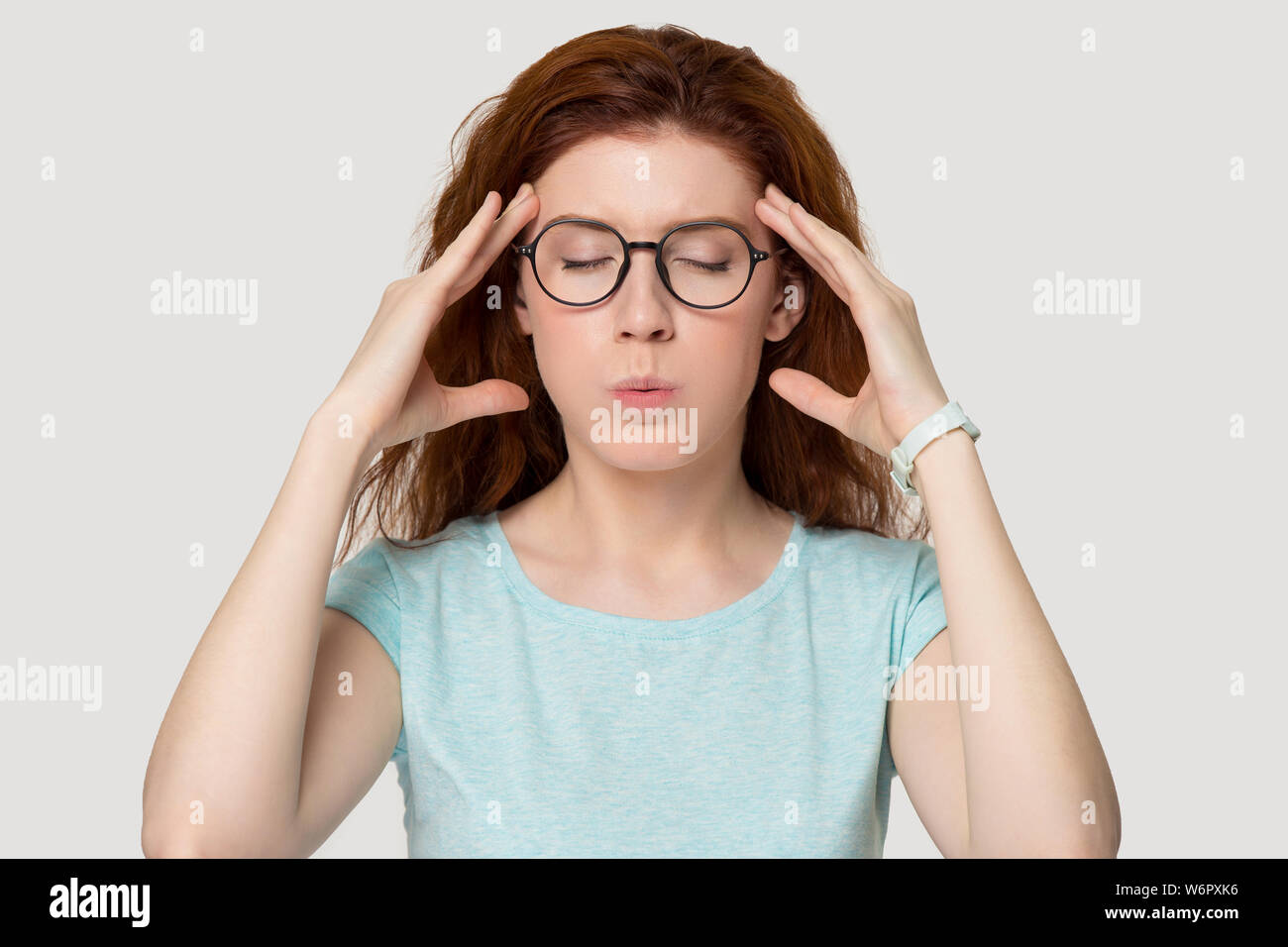 Sistema nervoso redhead donna chiuso gli occhi rendendo la respirazione antistress esercizio Foto Stock