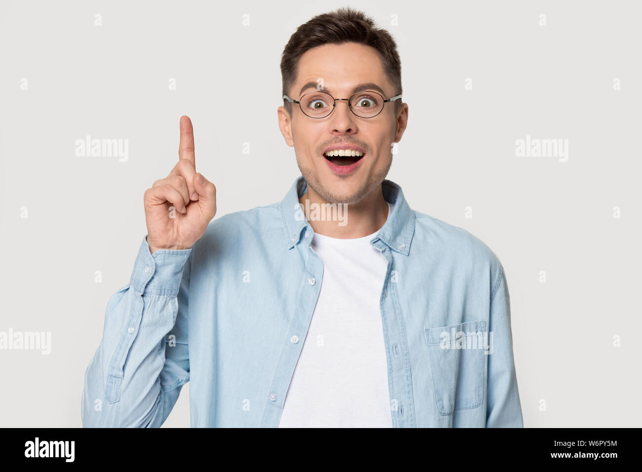 Stupito guy rende grandi occhi improvvisamente ha inventato una grande idea Foto Stock