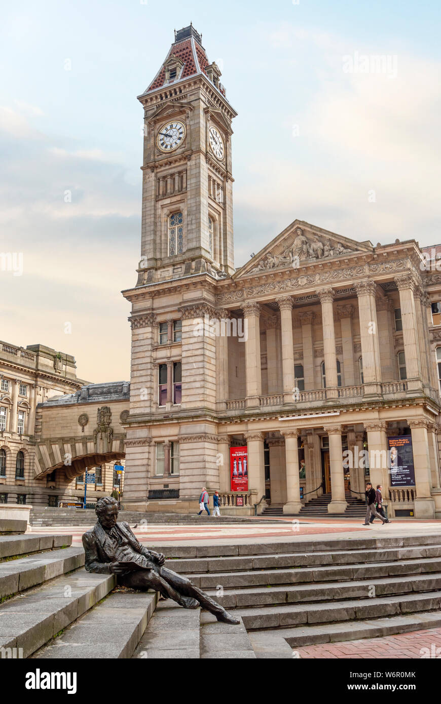 Statua di Thomas Attwood di fronte al Birmingham Museum & Art Gallery di Chamberlain Square, Birmingham, Inghilterra Foto Stock
