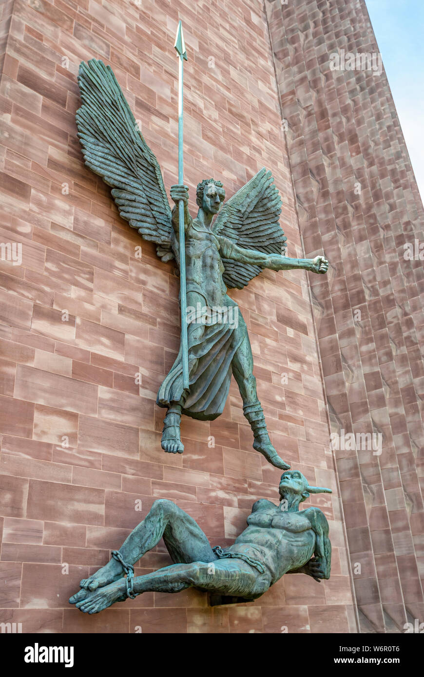 Sir Jacob Epsteins scultura 's.a. La vittoria di Michael sul diavolo' alla Cattedrale di Coventry, o alla Cattedrale di San Michele, in Inghilterra Foto Stock
