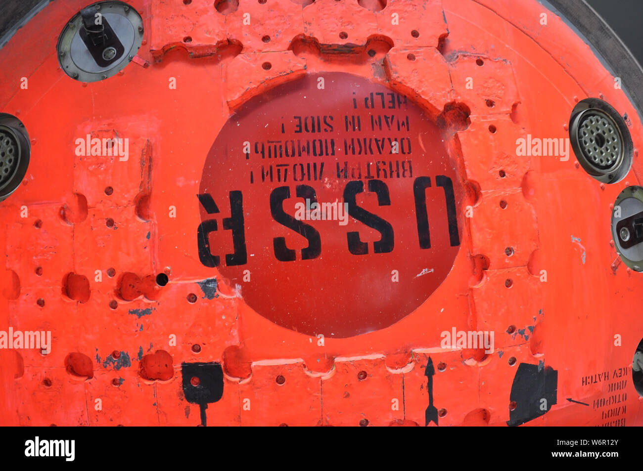 25 gennaio 2019 - Moscow, Russia: elemento di rivestimento del presidiato di modulo orbitale Vostok (parte posteriore) con la scritta " URSS. Le persone all'interno! Aiuto!" Foto Stock