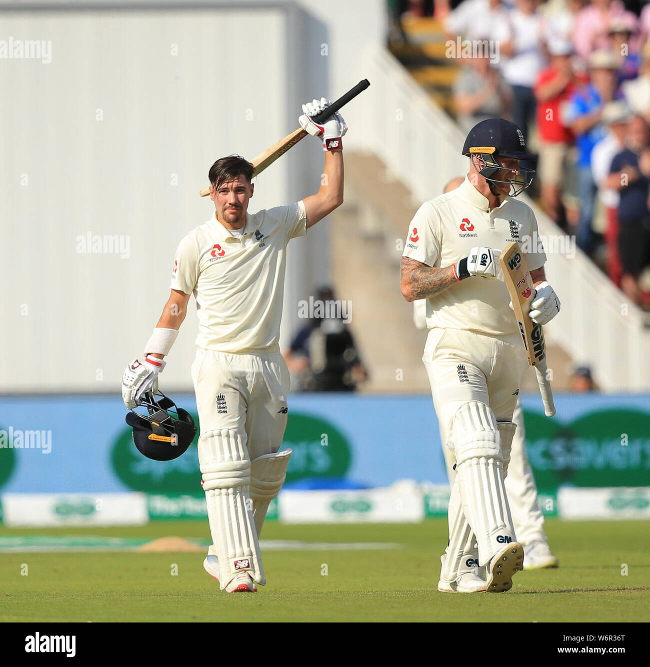 Birmingham, Regno Unito. 02Aug, 2019. Rory ustioni di Inghilterra punteggio celebra un secolo durante il giorno delle Ceneri Specsavers primo test match a Edgbaston Cricket Ground, Birmingham. Credito: ESPA/Alamy Live News Foto Stock