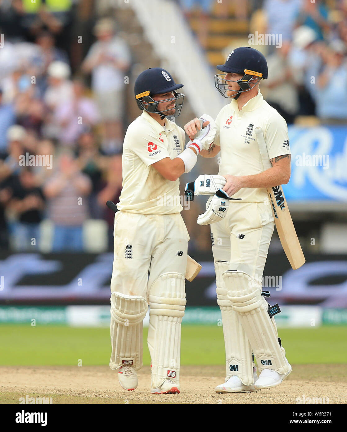 Birmingham, Regno Unito. 02Aug, 2019. Rory Burns e Ben Stokes di Inghilterra agitare le mani alla fine del gioco durante il giorno delle Ceneri Specsavers primo test match a Edgbaston Cricket Ground, Birmingham. Credito: ESPA/Alamy Live News Foto Stock