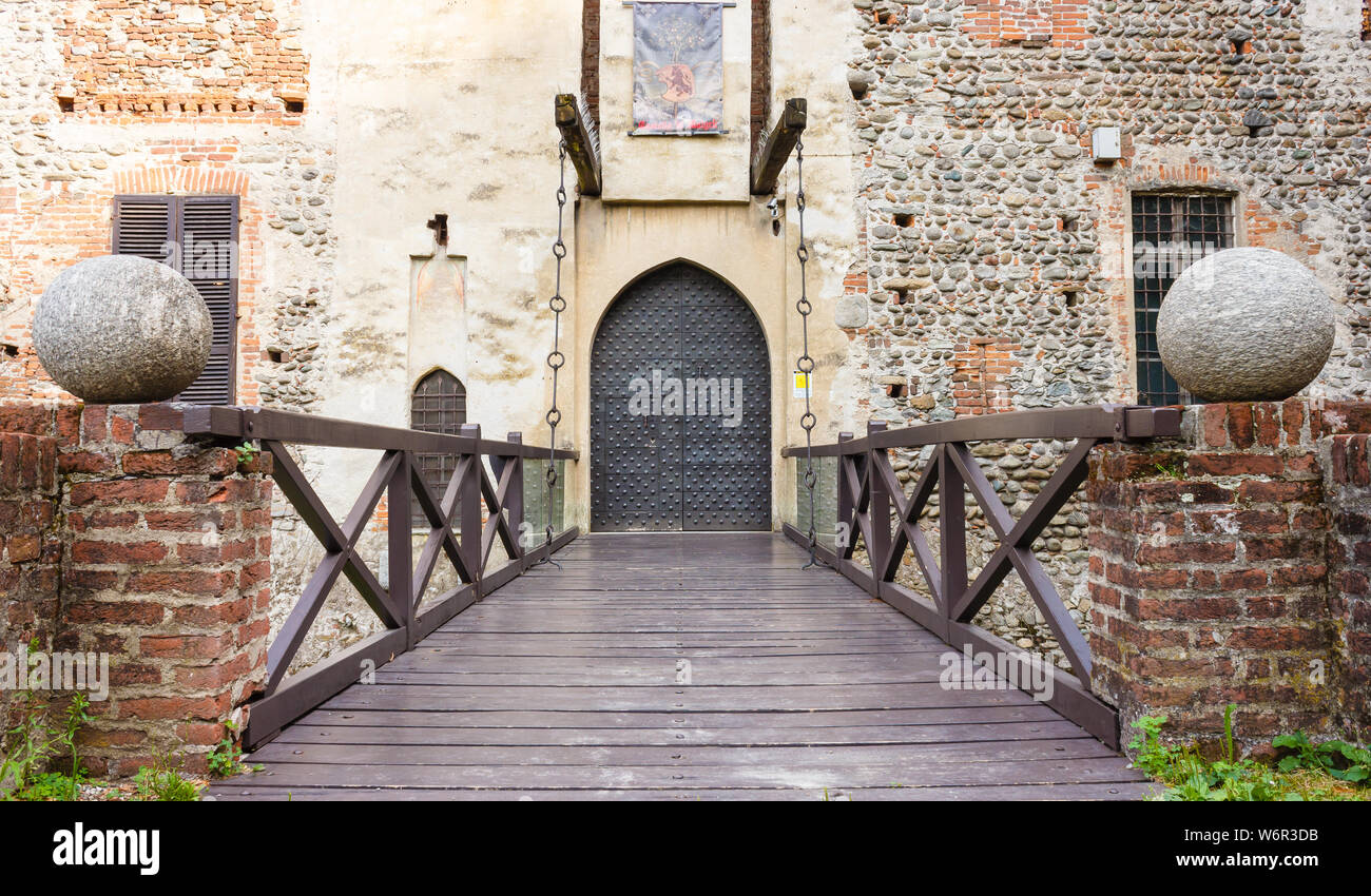 RIVAROLO CANAVESE,ITALIA-giugno,2019: ingresso con ponte levatoio del castello di Malgrà Foto Stock