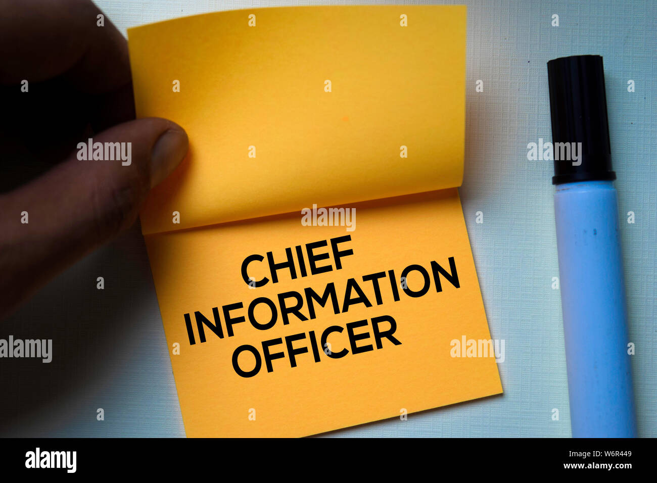 Chief Information Officer testo su foglietti adesivi isolata sulla scrivania in ufficio Foto Stock